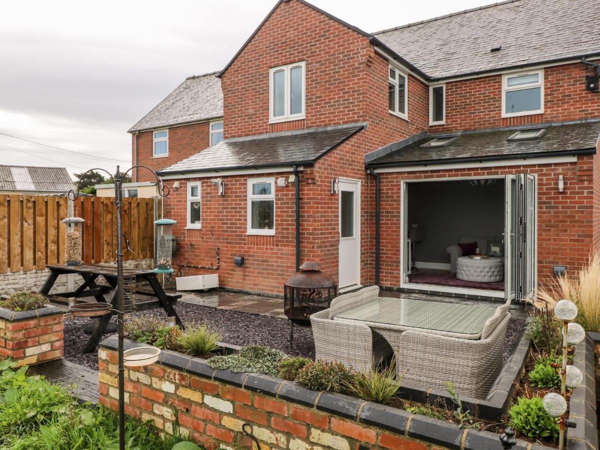 9 Pilgrims Way Villa Roch Exterior photo